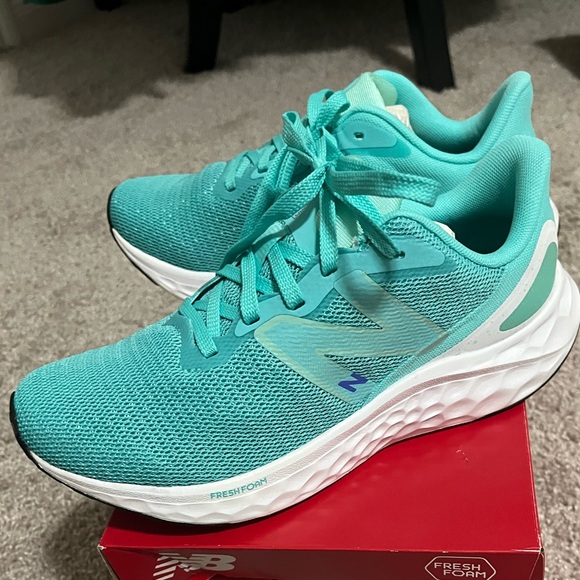 New Balance Women's Fresh Foam Arishi v4 in Green/White/Blue Mesh - Picture 2 of 5